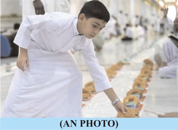 Makkah’s Grand Mosque Implements Stringent  Guidelines for Ramadan Iftar Providers