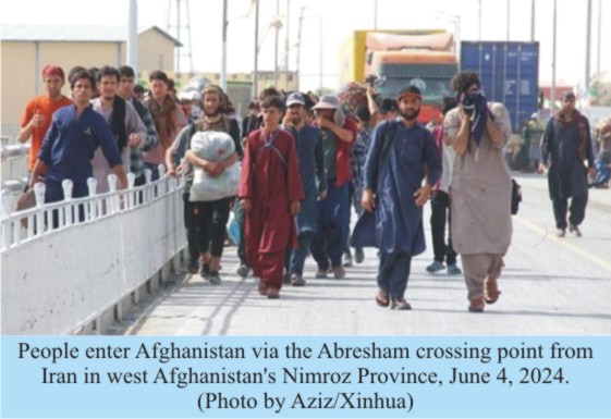 Nearly 1.8 Million Afghan Refugees  Return Home Over Past Year